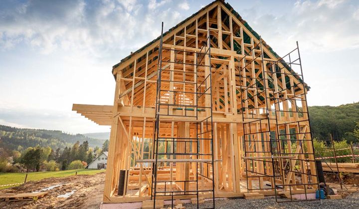 Dom szkieletowy vs murowany – co wybrać w 2026 roku?