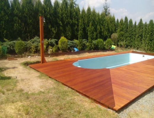 Montaż tarasu przy basenie