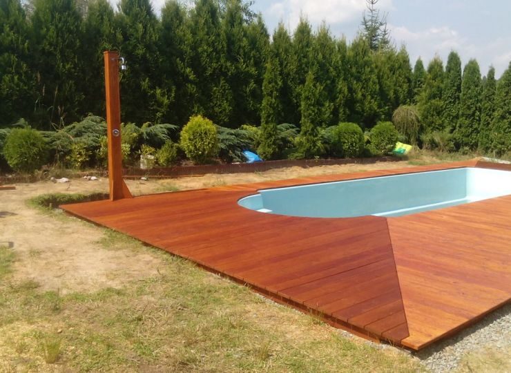 Montaż tarasu przy basenie
