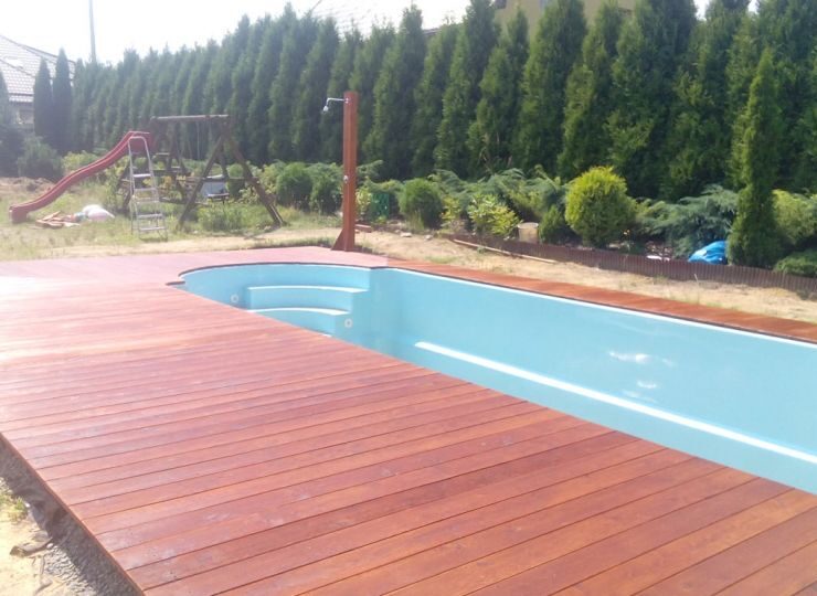 Montaż tarasu przy basenie