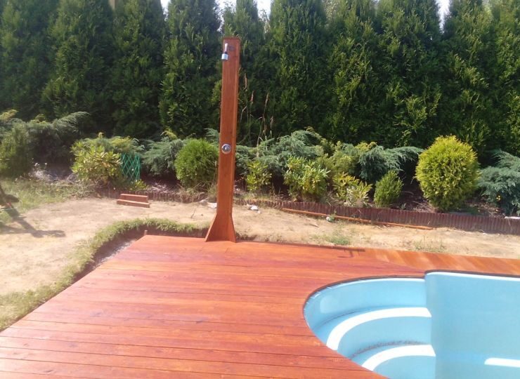 Montaż tarasu przy basenie