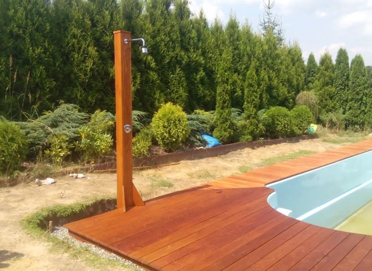 Montaż tarasu przy basenie