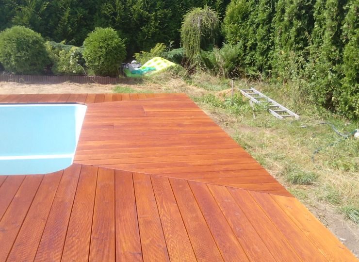 Montaż tarasu przy basenie