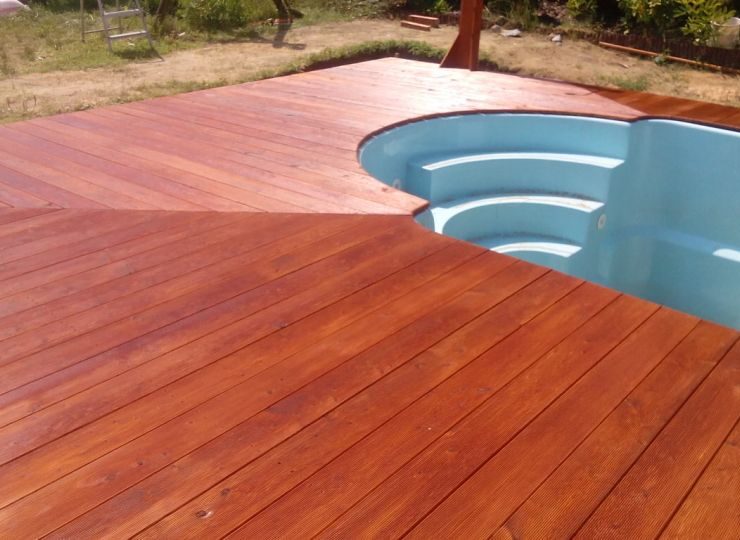 Montaż tarasu przy basenie