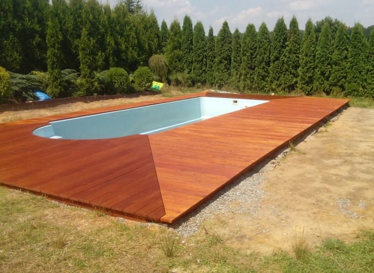 Montaż tarasu przy basenie