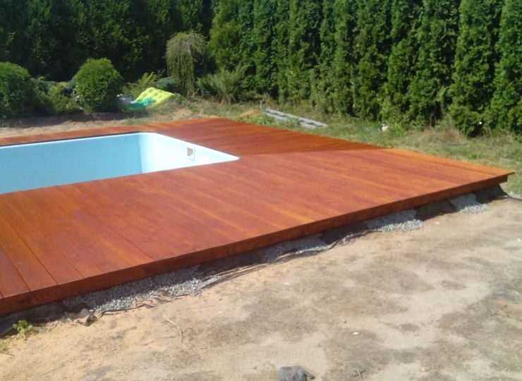 Montaż tarasu przy basenie