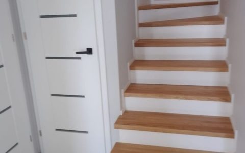 Schody zabiegowe do domu z piętrem