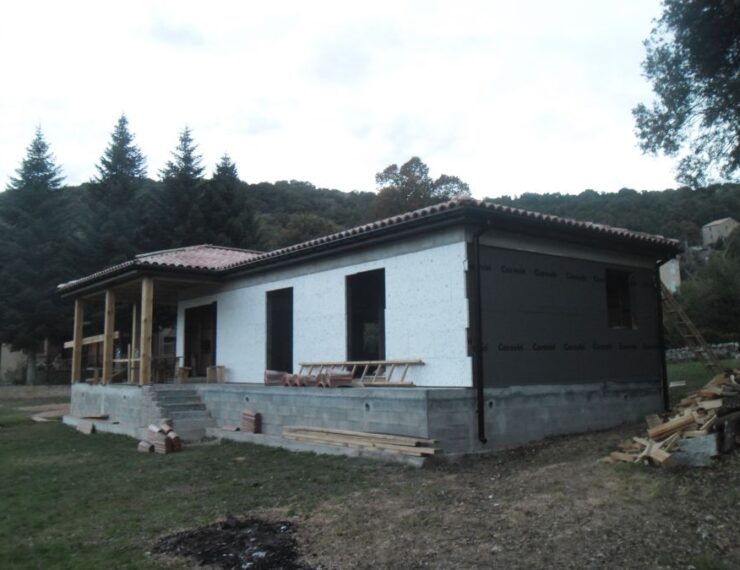 Budowa domu na Korsyce