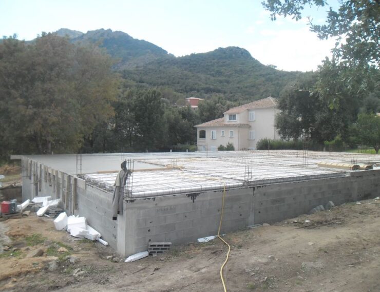 Budowa domu na Korsyce