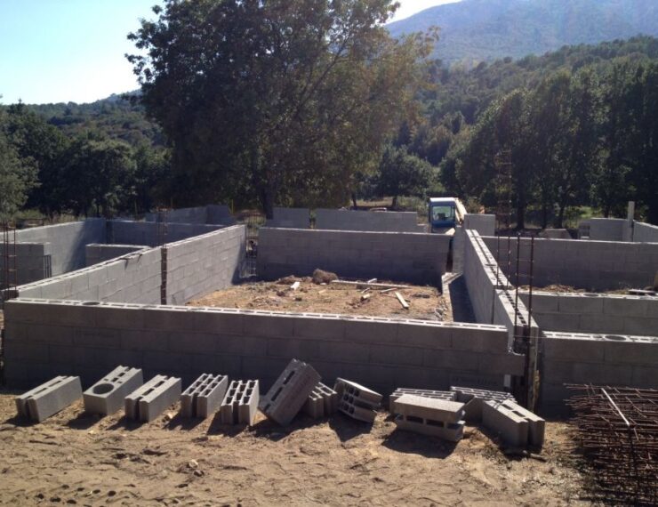 Budowa domu na Korsyce