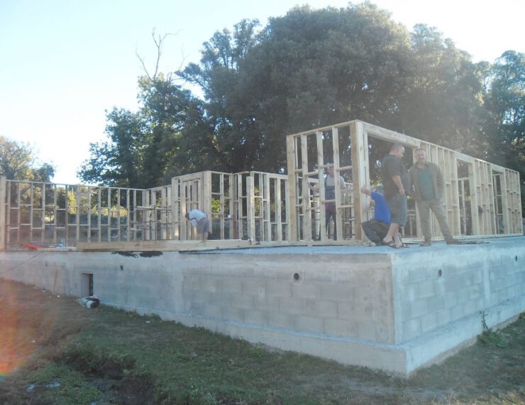 Budowa domu na Korsyce