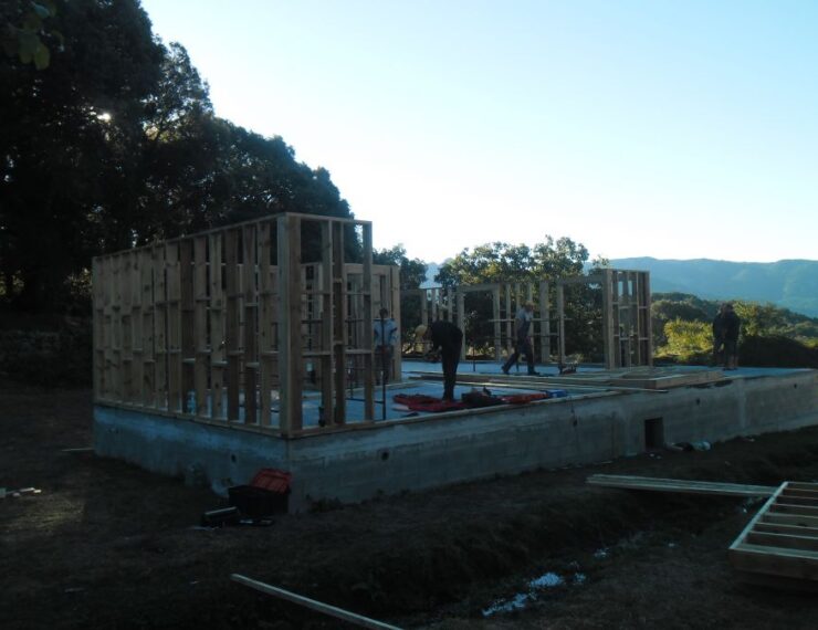 Budowa domu na Korsyce