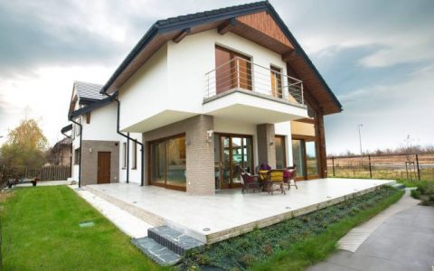 Chłodne wieczory w domku z drewna to mit