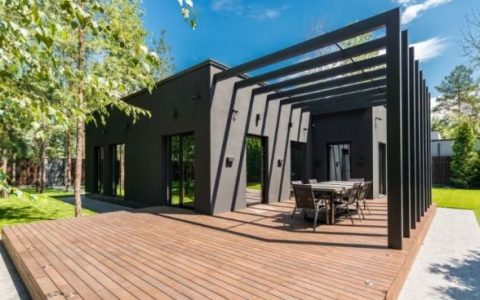 Dom drewniany z tarasem. Zadaszony czy odkryty?